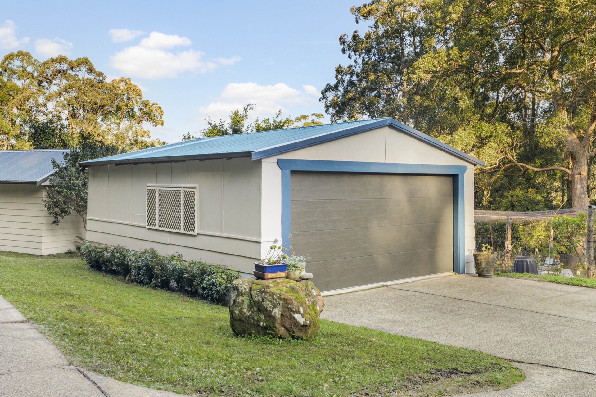 Remote-controlled double garage with workshop
